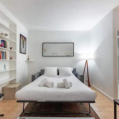 Cosy Well Located In Center Apartment *