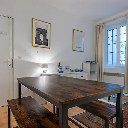 Cosy Well Located In Center Apartment *