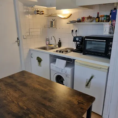 Cosy Well Located In Center