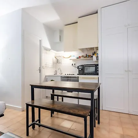 Cosy Well Located In Center Apartment *